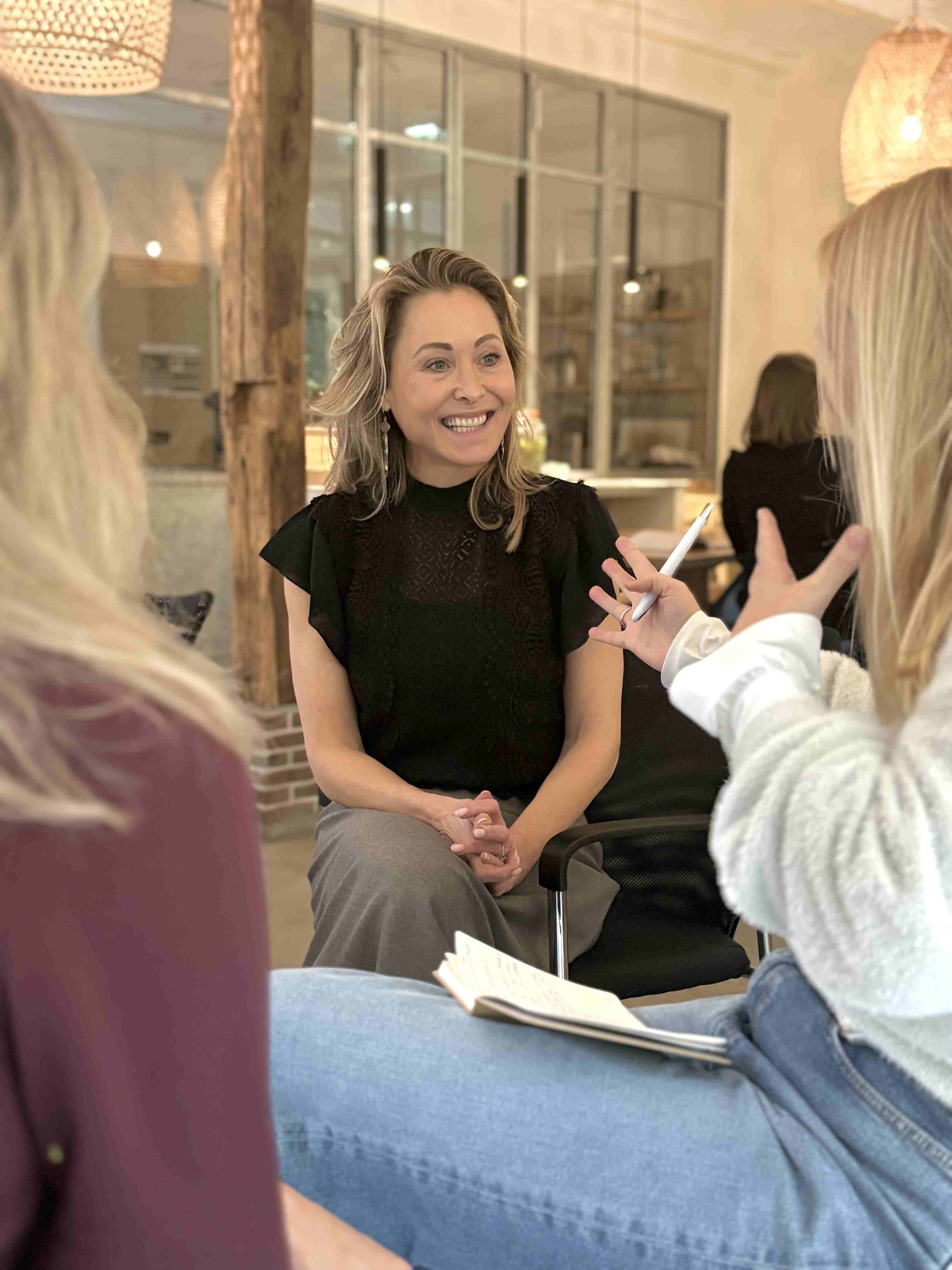Vrouwelijke professionals lachen samen bij FEM Business Club
