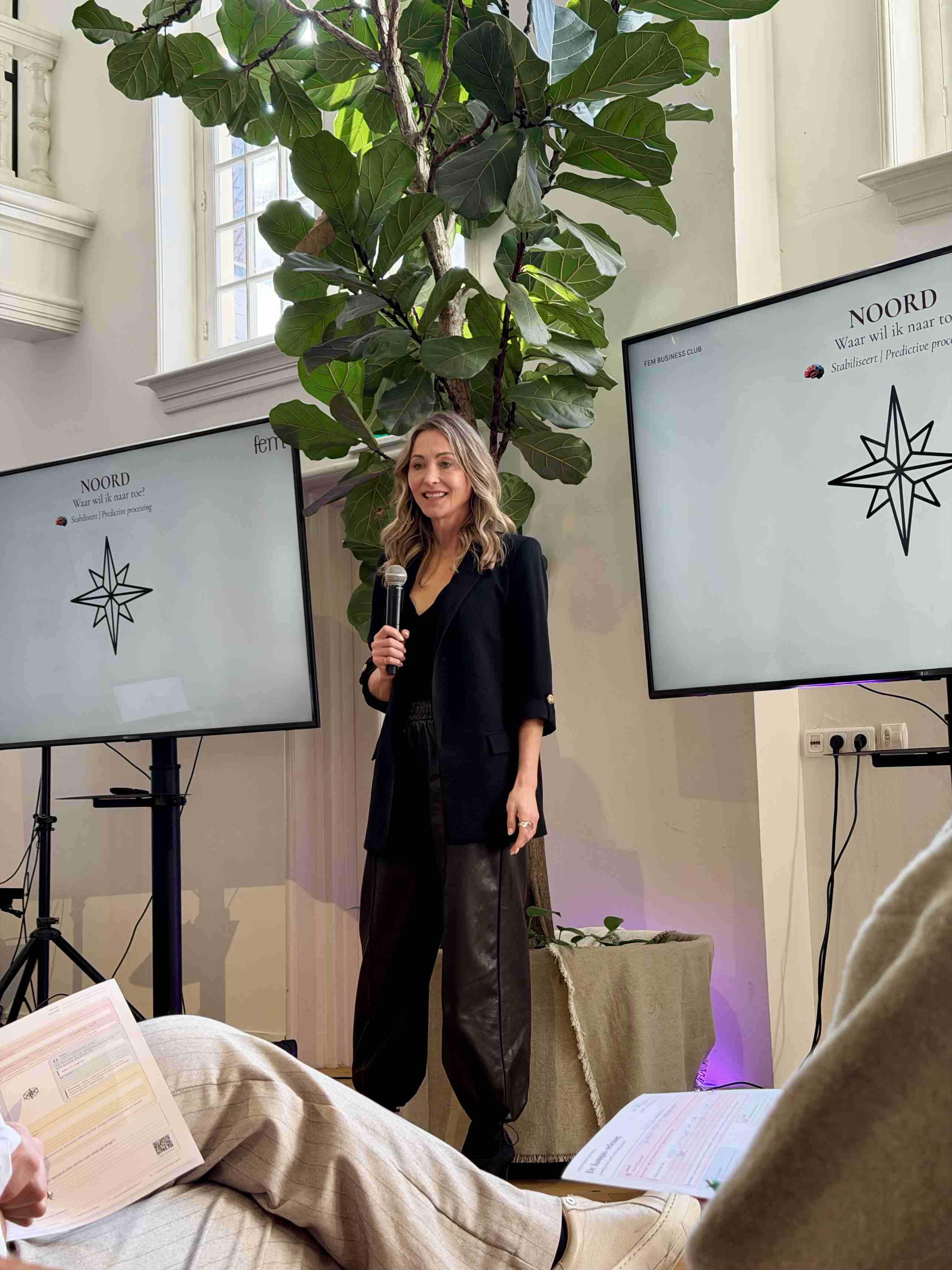 Sandra Schillemans presenteert op het podium bij FEM Business Club event