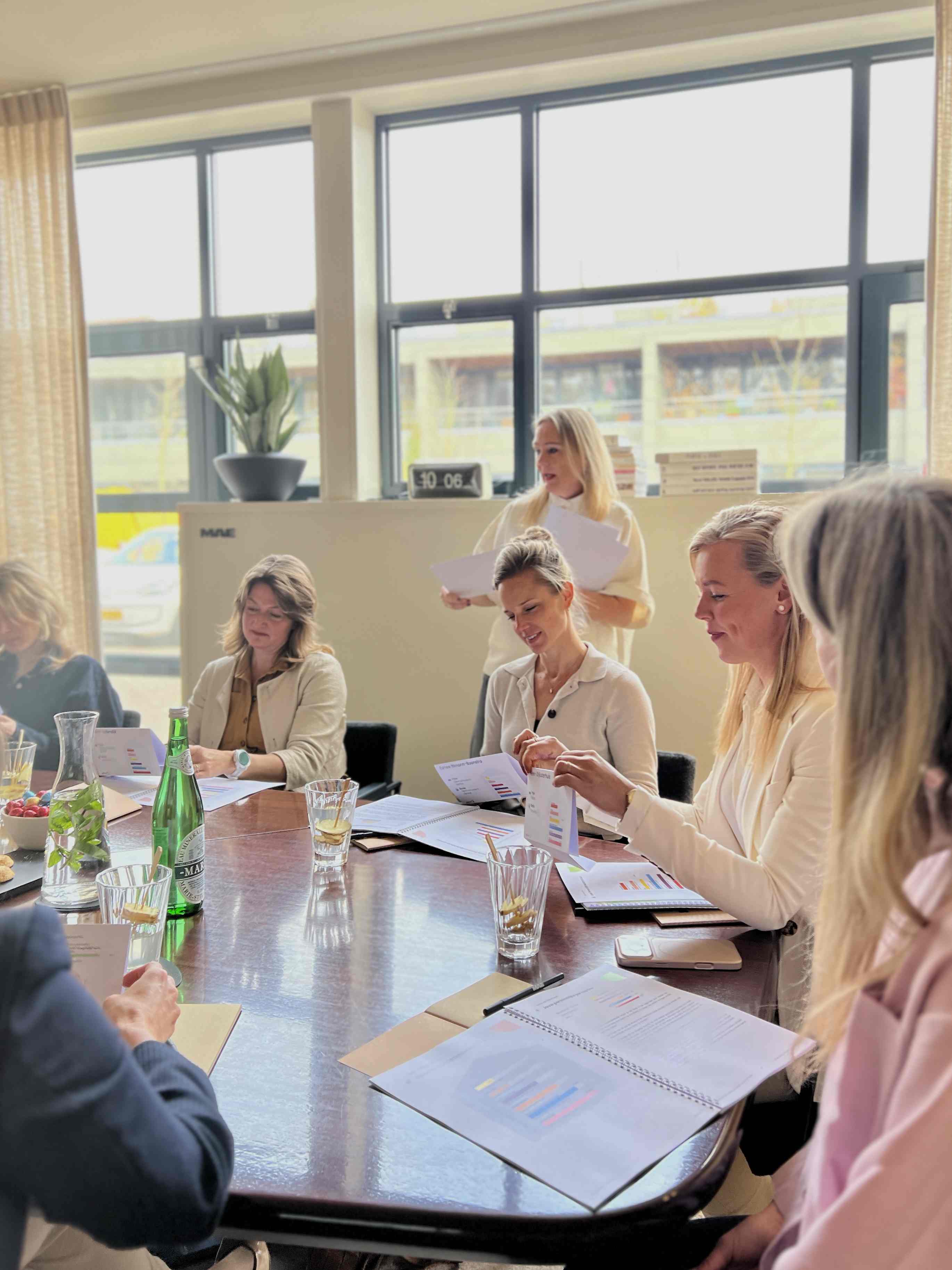 FEM Business Club leden werken samen aan opdrachten